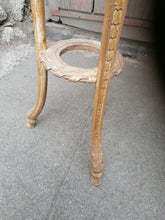 Charger l&#39;image dans la galerie, Sellette jardinière en bois sculptée et peint ancienne. 
