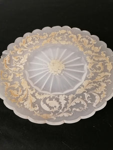 Magnifique plateau en opaline laiteuse peinte et émaillé. Une ébréchure, peinture doré trace d'usure. 