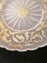 Charger l&#39;image dans la galerie, Magnifique plateau en opaline laiteuse peinte et émaillé. Une ébréchure, peinture doré trace d&#39;usure. 
