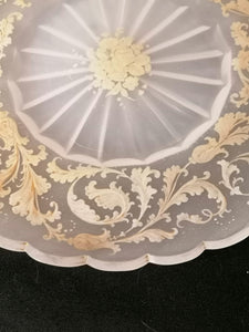 Magnifique plateau en opaline laiteuse peinte et émaillé. Une ébréchure, peinture doré trace d'usure. 