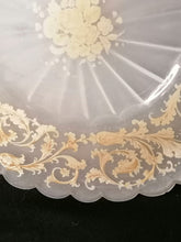 Charger l&#39;image dans la galerie, Magnifique plateau en opaline laiteuse peinte et émaillé. Une ébréchure, peinture doré trace d&#39;usure. 

