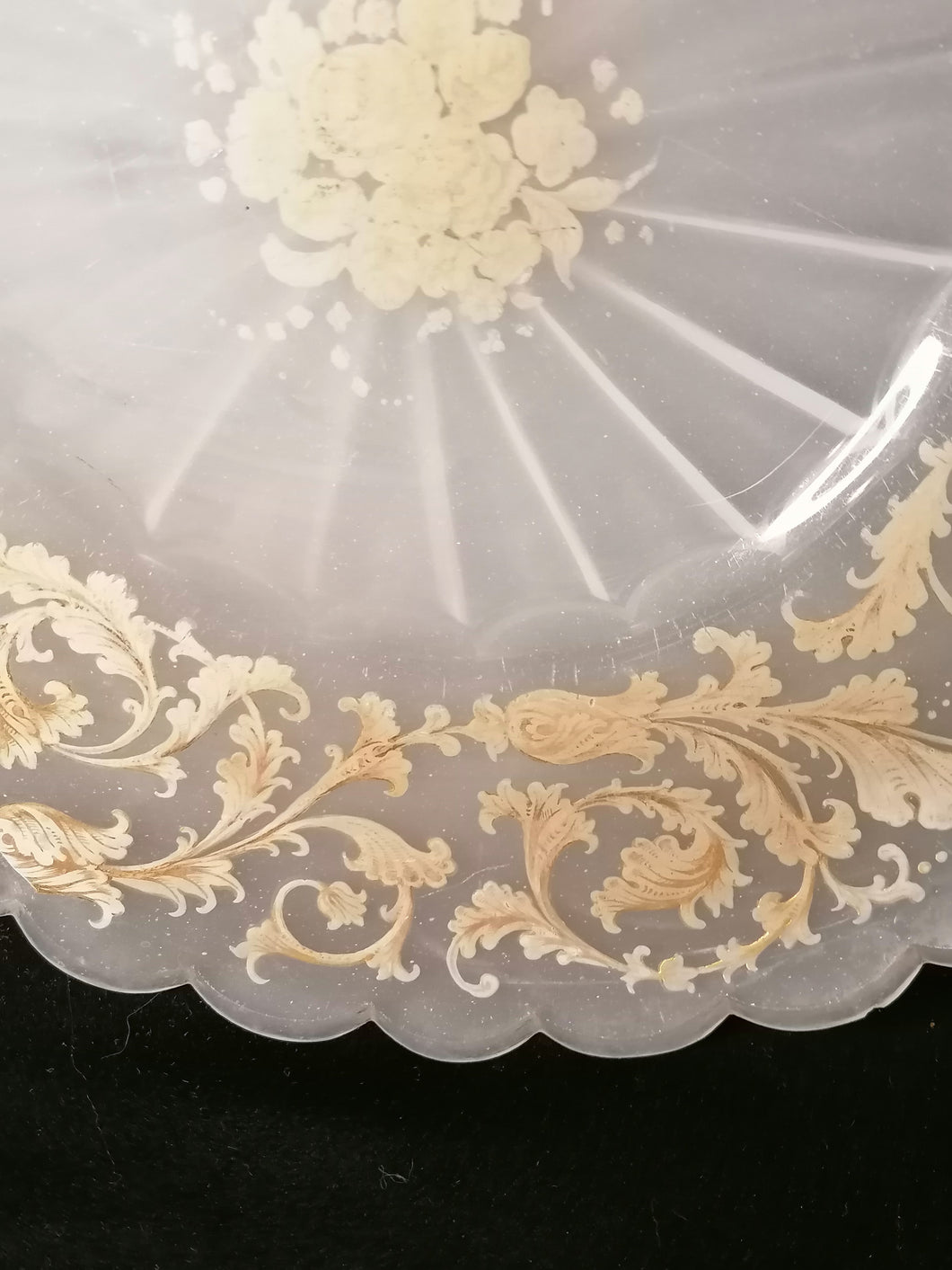 Magnifique plateau en opaline laiteuse peinte et émaillé. Une ébréchure, peinture doré trace d'usure. 