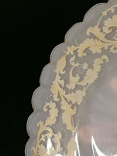 Charger l&#39;image dans la galerie, Magnifique plateau en opaline laiteuse peinte et émaillé. Une ébréchure, peinture doré trace d&#39;usure. 
