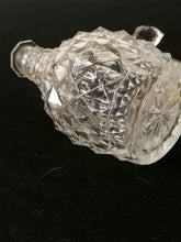 Charger l&#39;image dans la galerie, Carafe à vin en cristal taillé pointe à diamant XIXème d&#39;époque Restauration 
