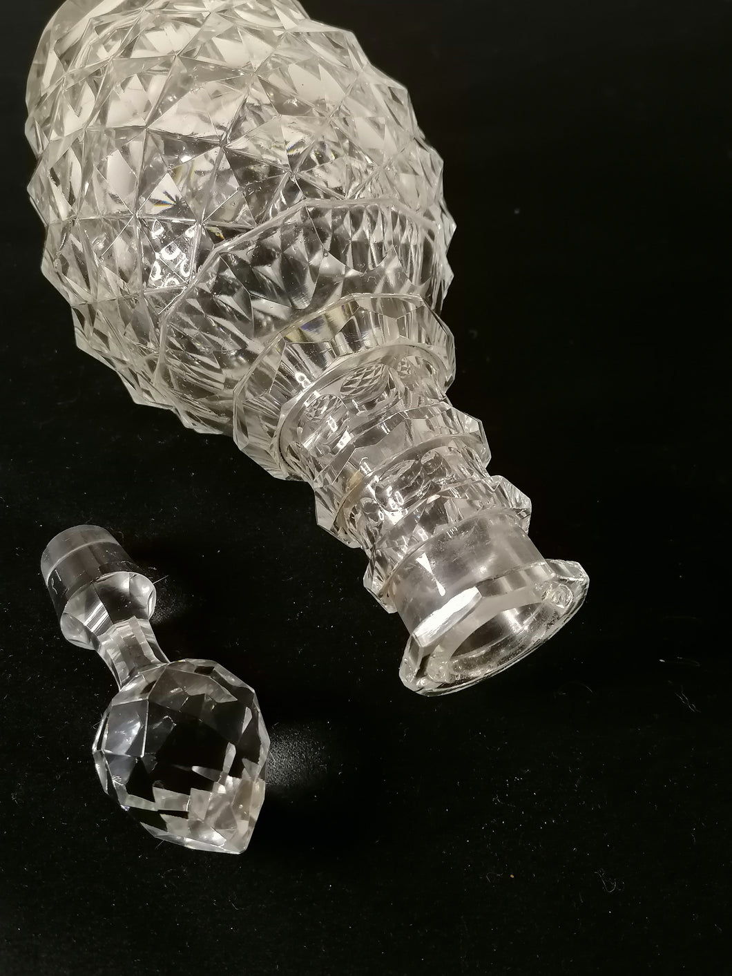 Carafe à vin en cristal taillé pointe à diamant XIXème d'époque Restauration 