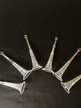 Charger l&#39;image dans la galerie, 6 petites trompettes en cristal gravées. Probablement pour l&#39;ornementation de jours de fête. 
