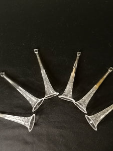 6 petites trompettes en cristal gravées. Probablement pour l'ornementation de jours de fête. 
