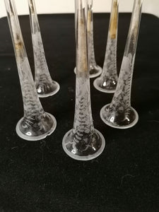 6 petites trompettes en cristal gravées. Probablement pour l'ornementation de jours de fête. 