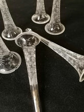 Charger l&#39;image dans la galerie, 6 petites trompettes en cristal gravées. Probablement pour l&#39;ornementation de jours de fête. 
