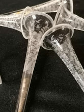 Charger l&#39;image dans la galerie, 6 petites trompettes en cristal gravées. Probablement pour l&#39;ornementation de jours de fête. 
