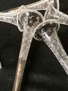 6 petites trompettes en cristal gravées. Probablement pour l'ornementation de jours de fête. 