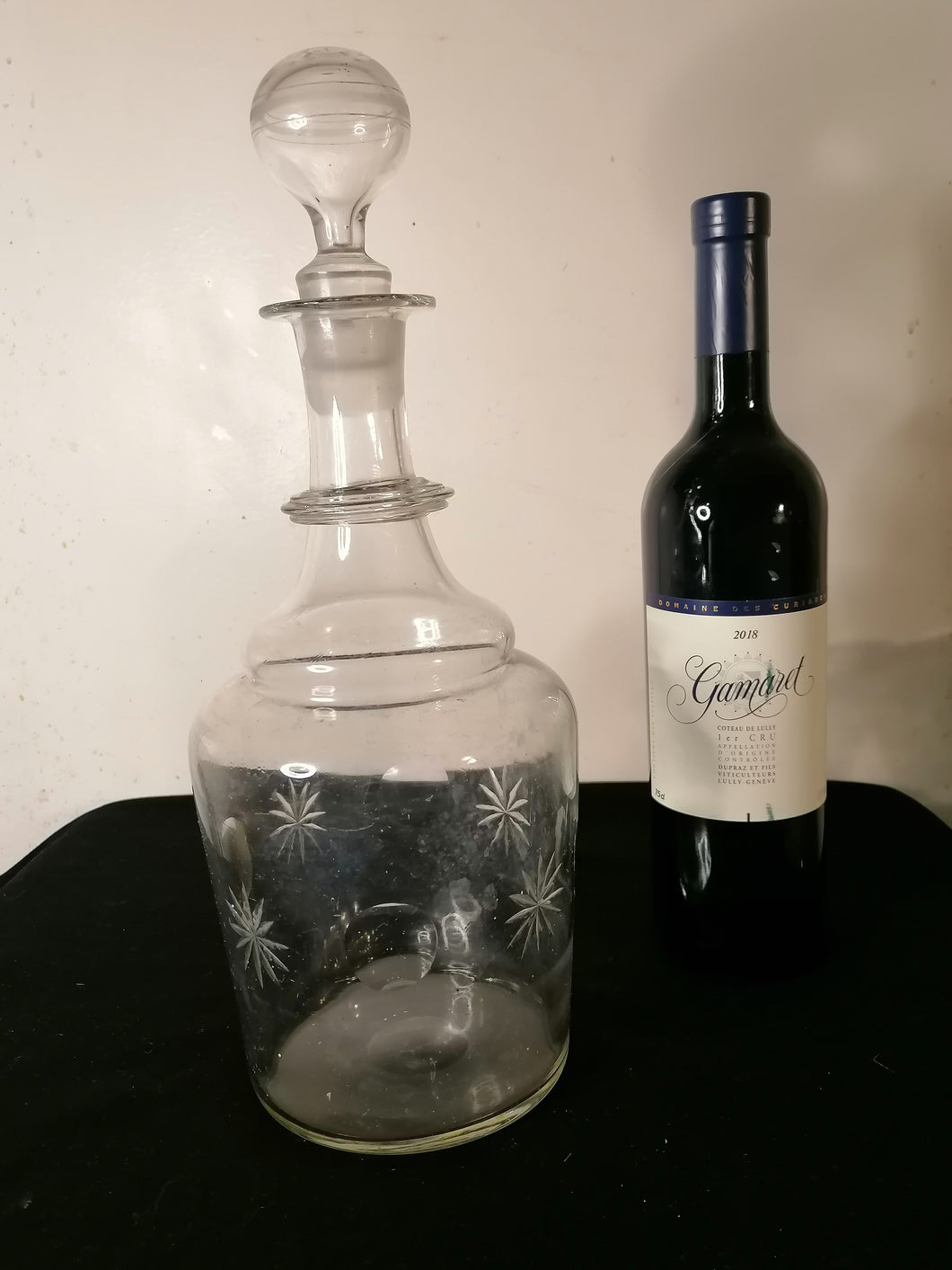 Grande carafe à vin en verre soufflé et gravé 