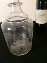 Charger l&#39;image dans la galerie, Grande carafe à vin en verre soufflé et gravé 
