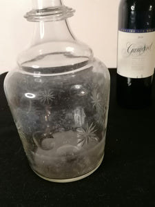 Grande carafe à vin en verre soufflé et gravé 