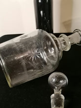 Charger l&#39;image dans la galerie, Grande carafe à vin en verre soufflé et gravé 
