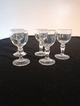 Charger l&#39;image dans la galerie, 5 petits verres à liqueurs en verre soufflé ancien

