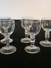 Charger l&#39;image dans la galerie, 5 petits verres à liqueurs en verre soufflé ancien
