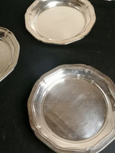Charger l&#39;image dans la galerie, Christofle 5 dessous de bouteille en métal argenté. Parfait état.
