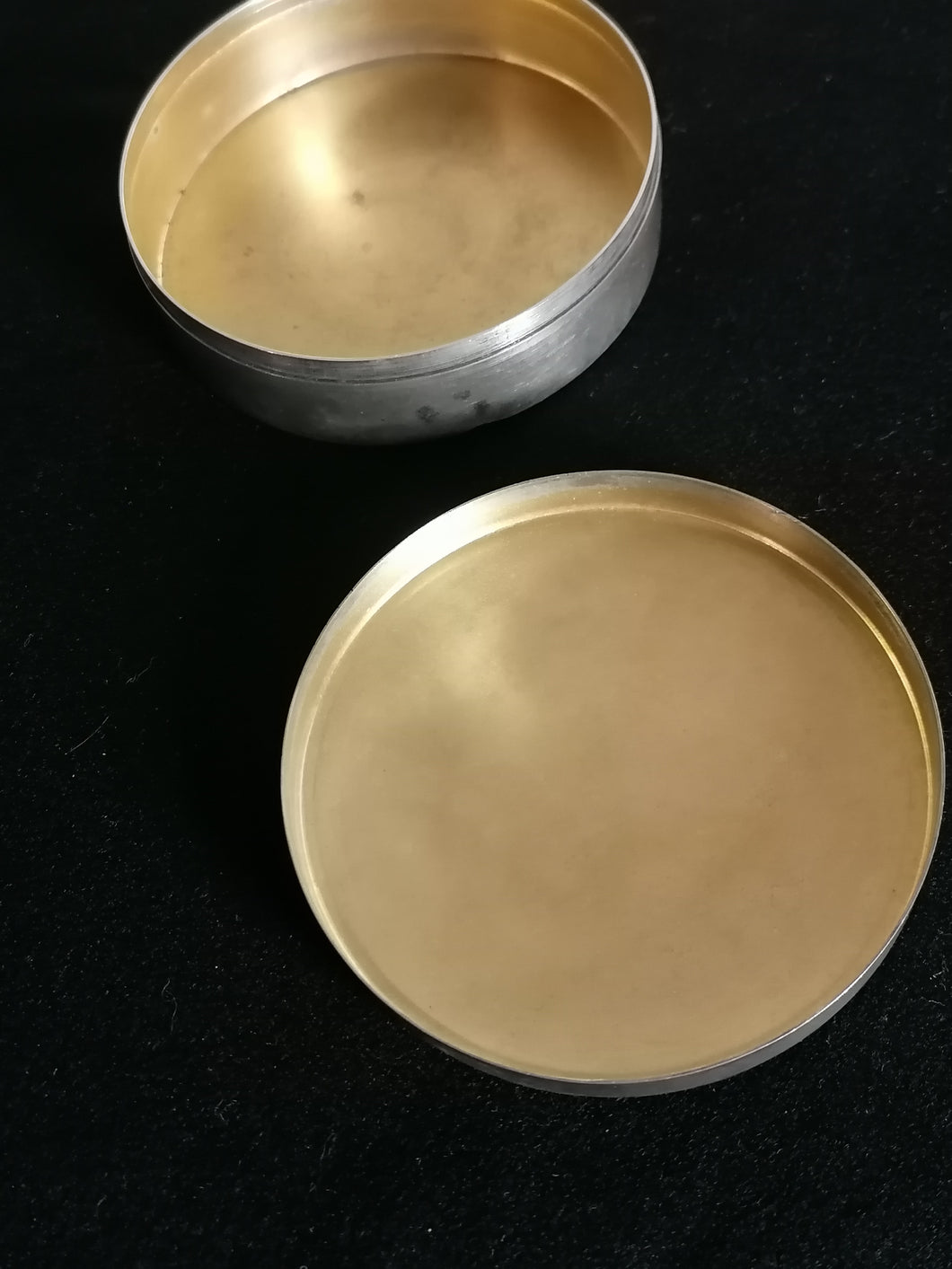 Boîte ronde en métal blanc intérieur doré