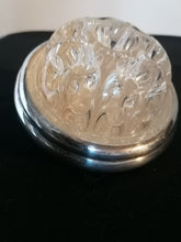 Charger l&#39;image dans la galerie, Christofle pique fleurs cristal pressé et argenté 
