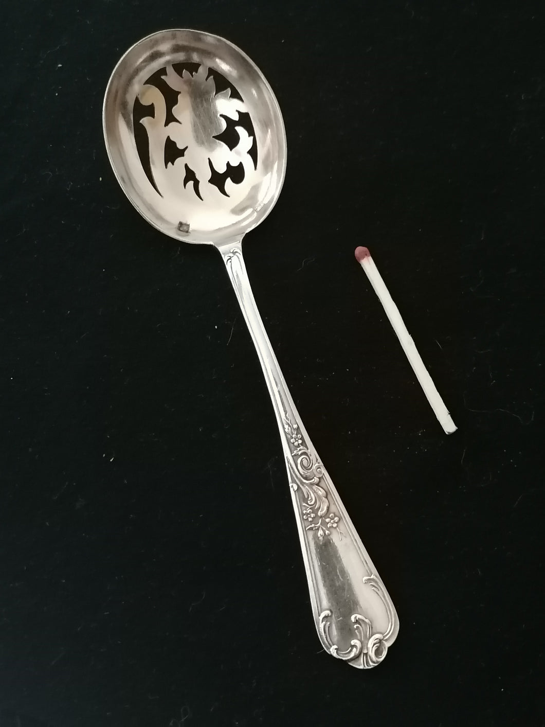 Soupoudreuse style Louis XV guillochée.