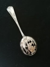 Charger l&#39;image dans la galerie, Soupoudreuse style Louis XV guillochée.
