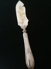Charger l&#39;image dans la galerie, Couteau à gâteau style Louis XVI argenté, lame guiochée. 
