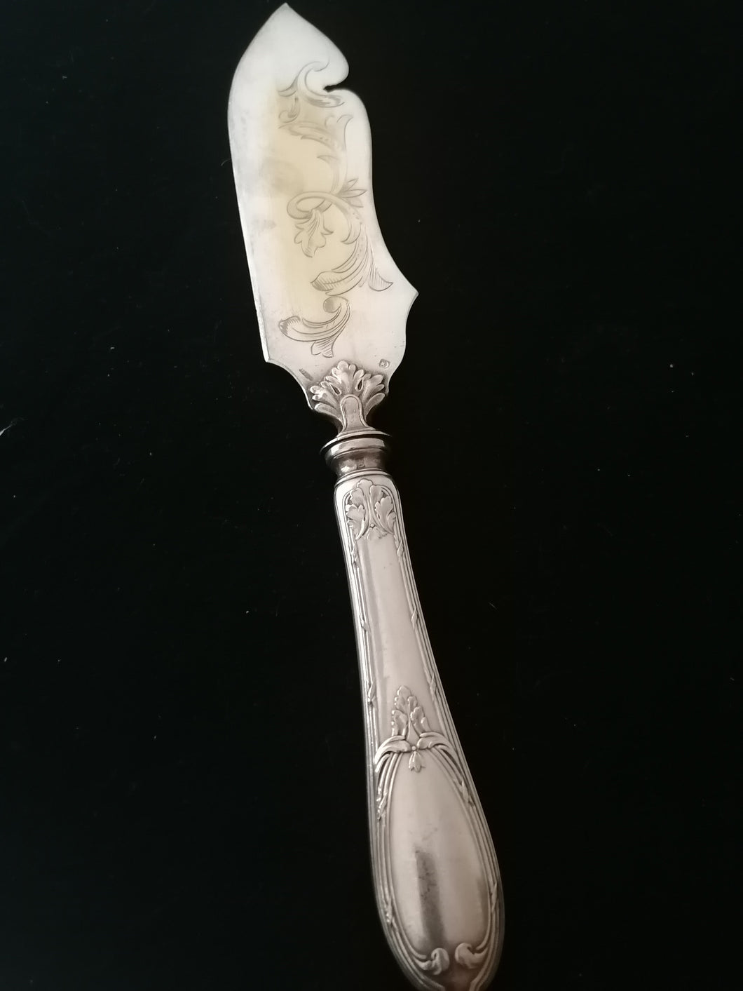 Couteau à gâteau style Louis XVI argenté, lame guiochée. 