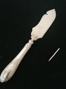 Couteau à gâteau style Louis XVI argenté, lame guiochée. 
