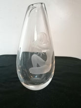 Charger l&#39;image dans la galerie, Vase en cristal gravé de Oreforrs artiste verrier Gordon.
