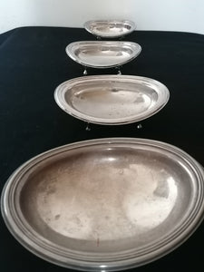 Série de 4 coupes sur pieds, style Anglais argenté