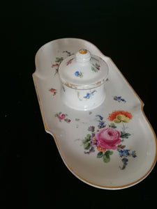 Encrier en porcelaine peinte de Dresden.