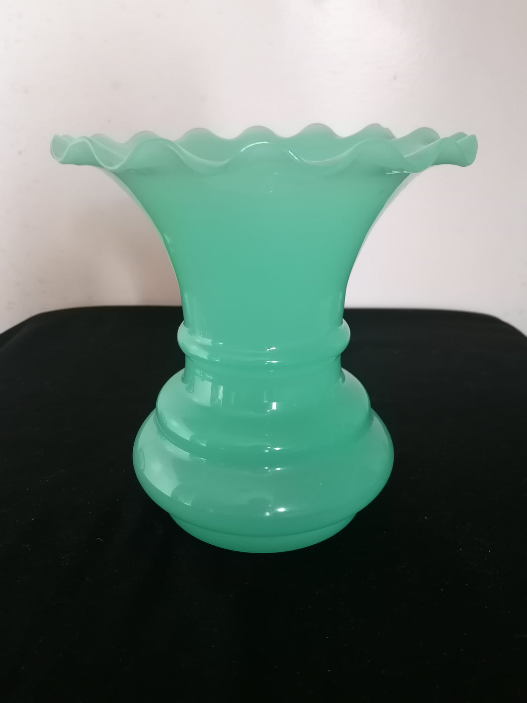 Rare vase en opaline verte gorge de pigeons XIXème .