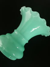Charger l&#39;image dans la galerie, Rare vase en opaline verte gorge de pigeons XIXème .

