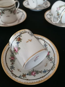 4 tasses et sous tasses en porcelaine peinte à la main 