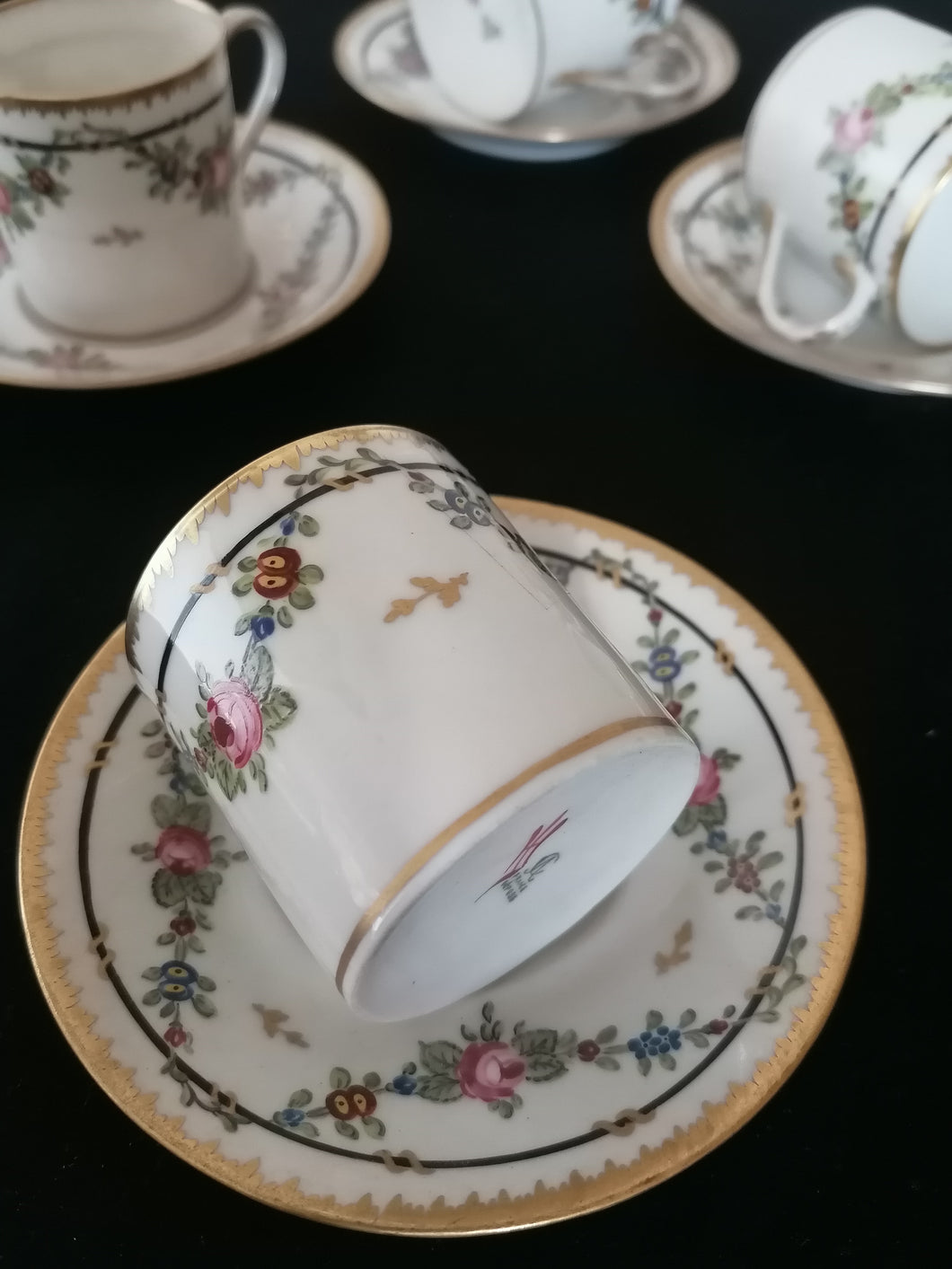 4 tasses et sous tasses en porcelaine peinte à la main 