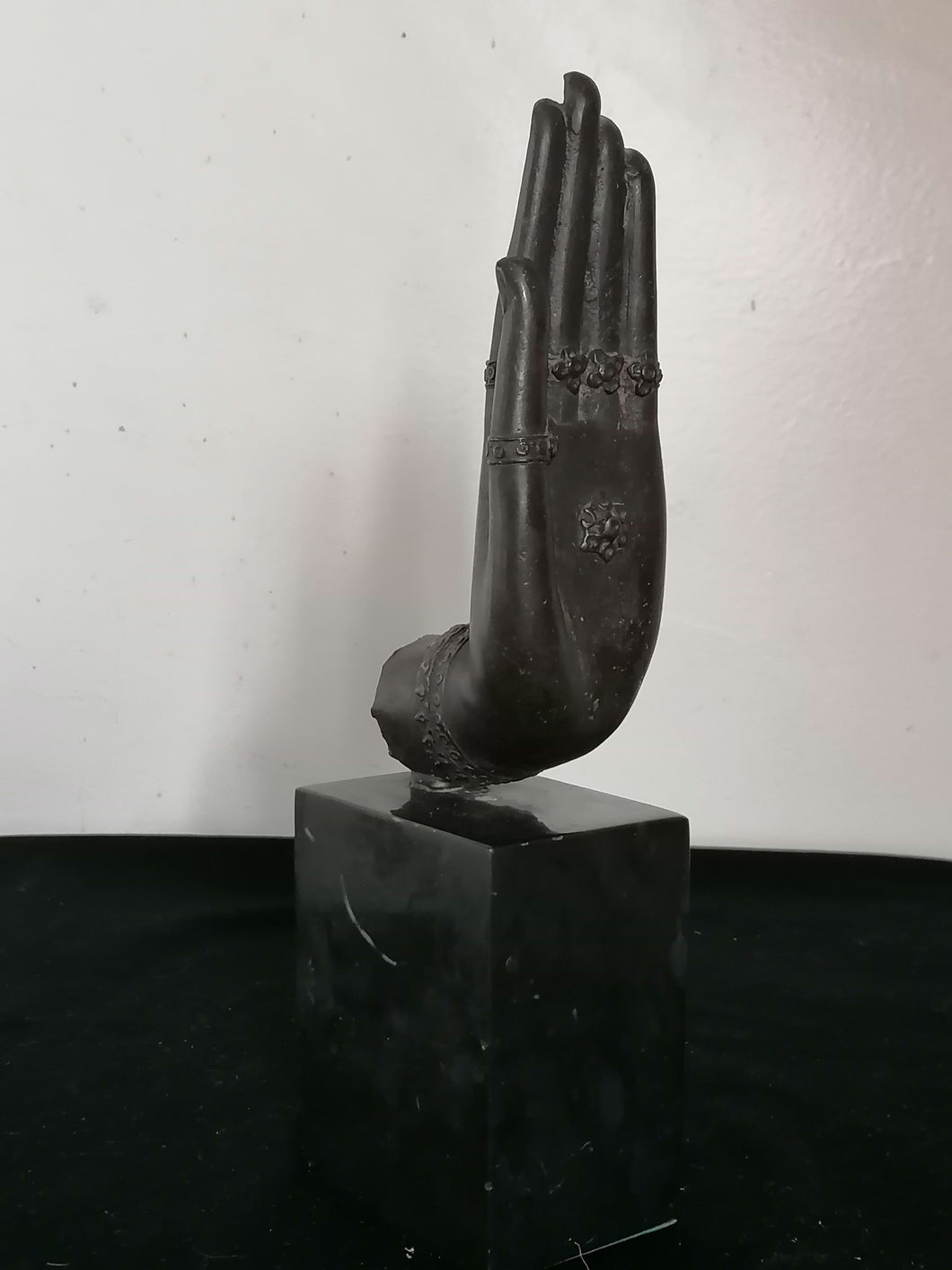 Bronze main de bouddha avec socle en marbre.