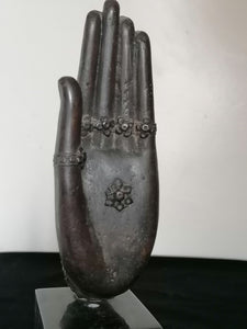Bronze main de bouddha avec socle en marbre.