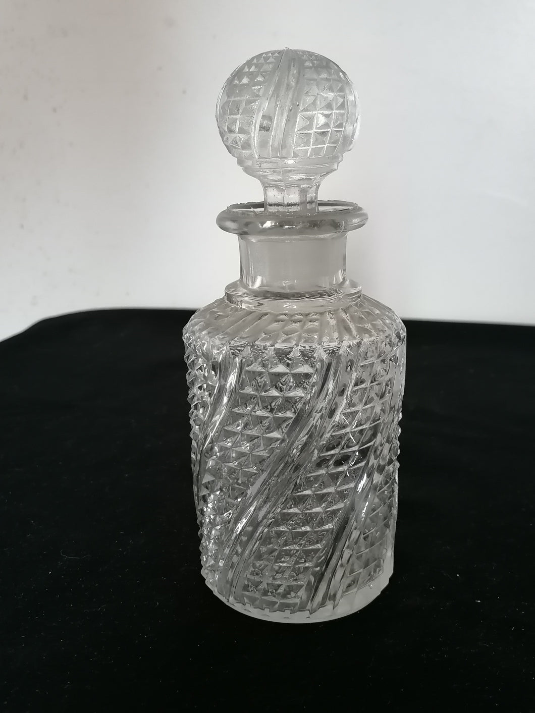 Flacon style Baccarat verre pressé 
