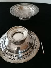 Charger l&#39;image dans la galerie, Paire de coupe sur pied argenté, style Anglais
