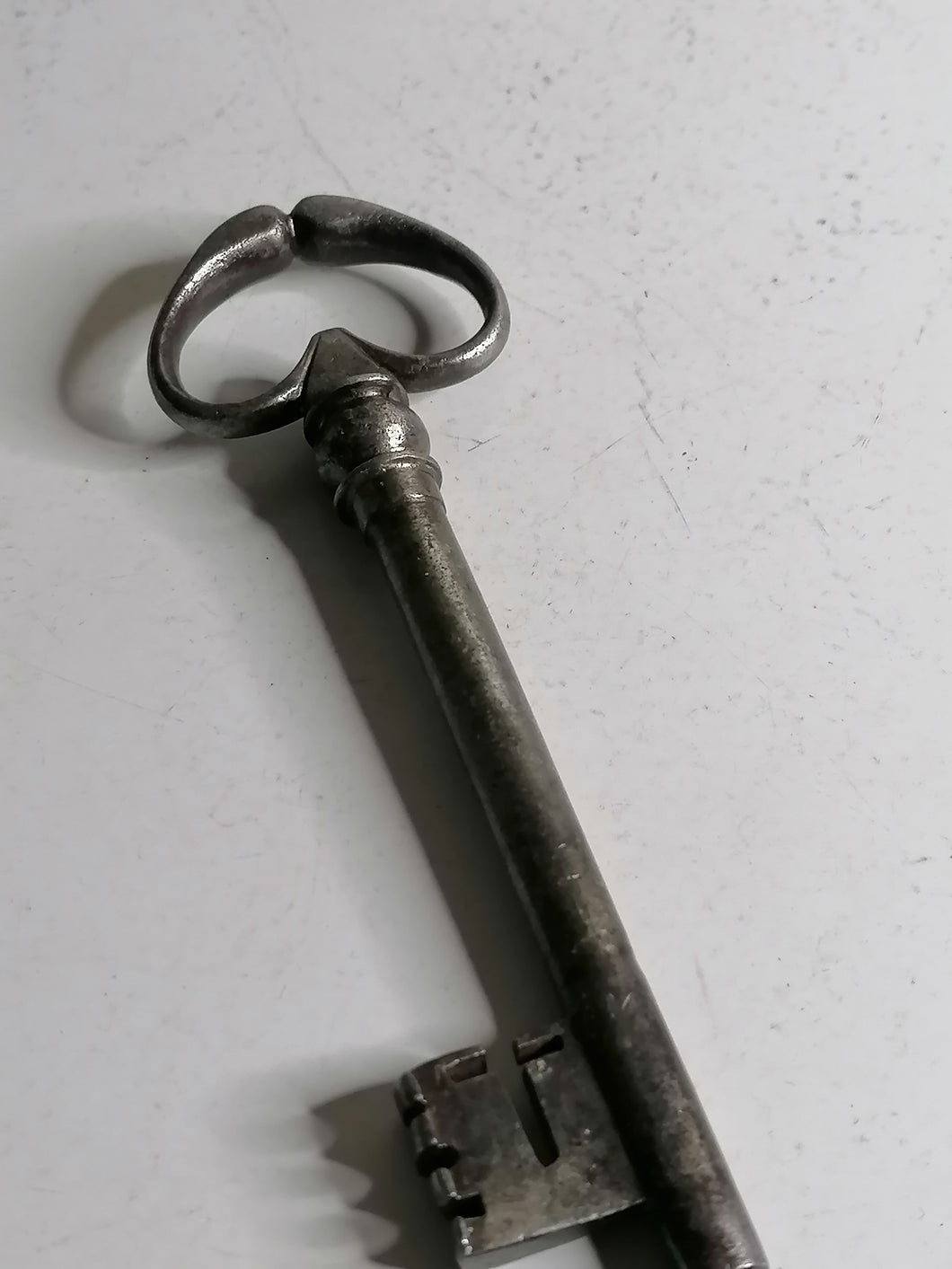 Grande clé en fer forgé ancienne.