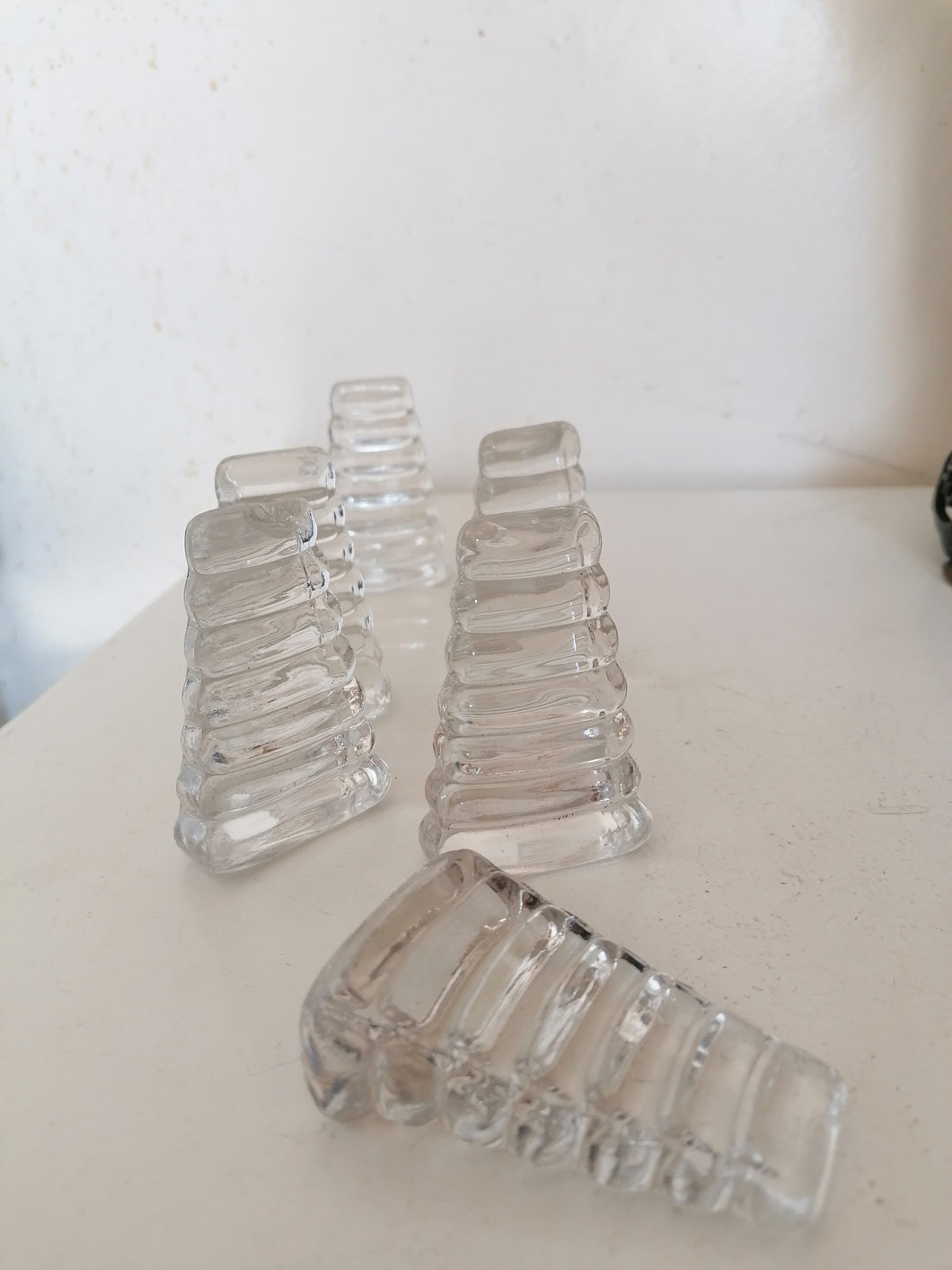6 cales assiètes de Baccarat en cristal pressé,