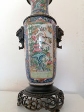Charger l&#39;image dans la galerie, Ancien vase chinois en porcelaine et bronze, transformé en lampe. 19ème. Dorure des bronze encore visible
