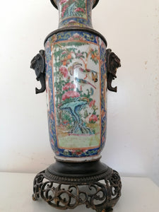 Ancien vase chinois en porcelaine et bronze, transformé en lampe. 19ème. Dorure des bronze encore visible