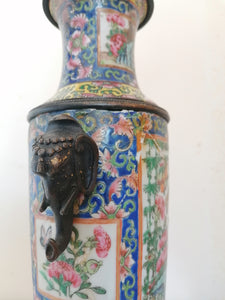 Ancien vase chinois en porcelaine et bronze, transformé en lampe. 19ème. Dorure des bronze encore visible
