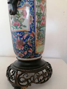 Ancien vase chinois en porcelaine et bronze, transformé en lampe. 19ème. Dorure des bronze encore visible