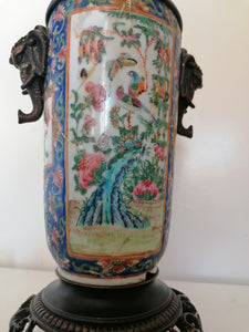 Ancien vase chinois en porcelaine et bronze, transformé en lampe. 19ème. Dorure des bronze encore visible