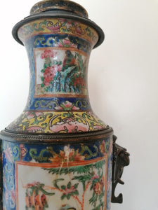 Ancien vase chinois en porcelaine et bronze, transformé en lampe. 19ème. Dorure des bronze encore visible