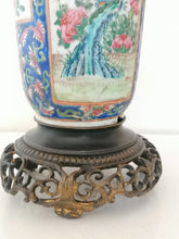 Charger l&#39;image dans la galerie, Ancien vase chinois en porcelaine et bronze, transformé en lampe. 19ème. Dorure des bronze encore visible
