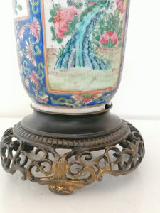 Ancien vase chinois en porcelaine et bronze, transformé en lampe. 19ème. Dorure des bronze encore visible